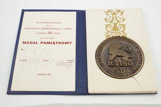 W uznaniu zasług dla Spółdzielni Rzemieślniczej Levino z okazji 25 lecia.